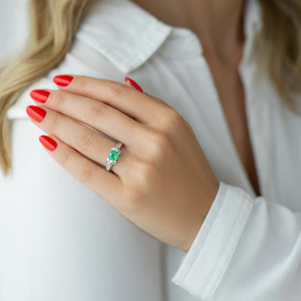 Diamond ring with Emerald Royal Riddle