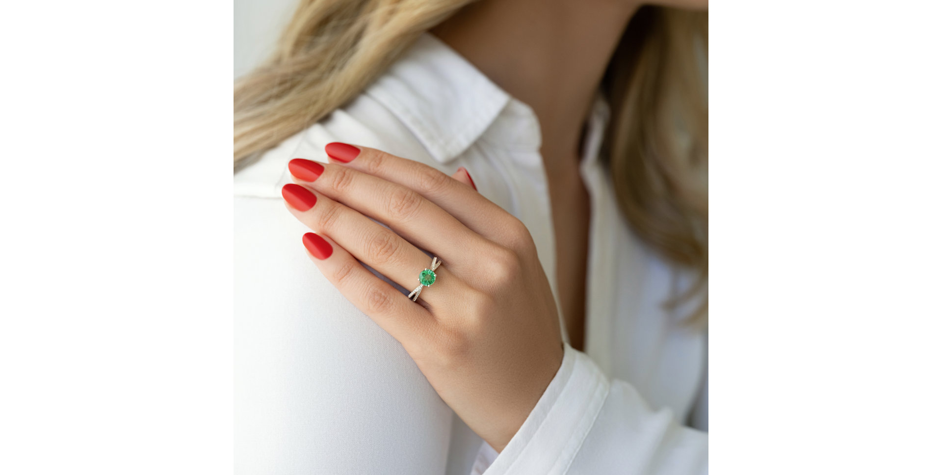 Diamond ring with Emerald Moment of Luck