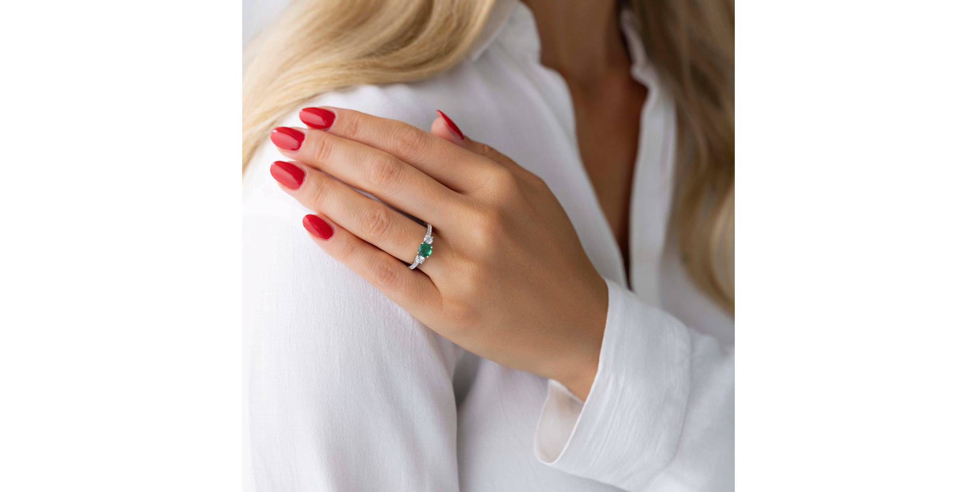 Diamond ring with Emerald Issien