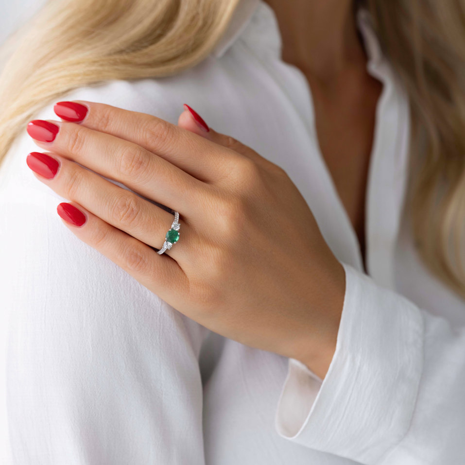 Diamond ring with Emerald Issien