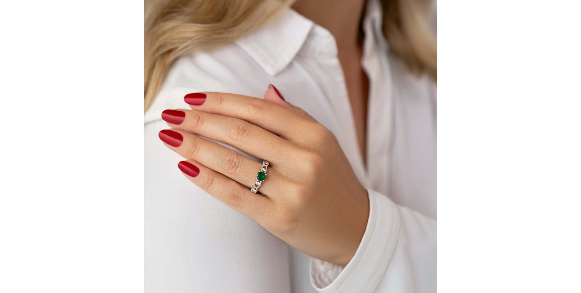 Diamond ring with Emerald Playful Wonder