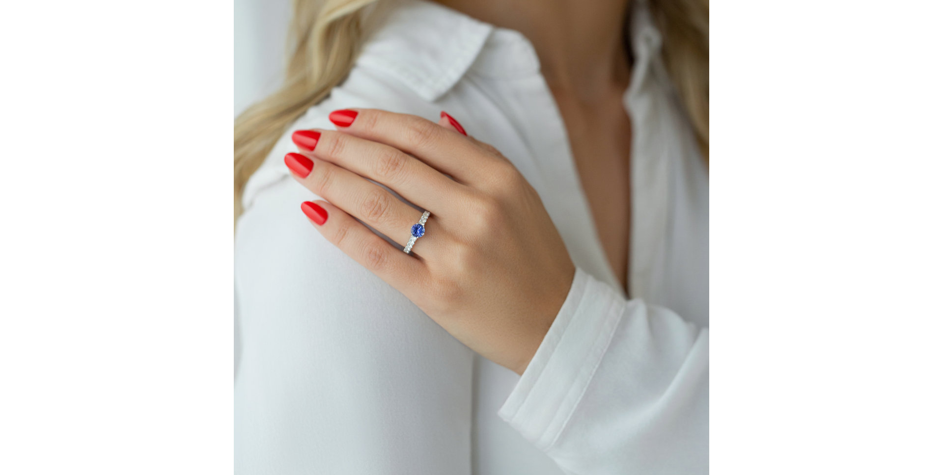 Diamond ring with Tanzanite Manette