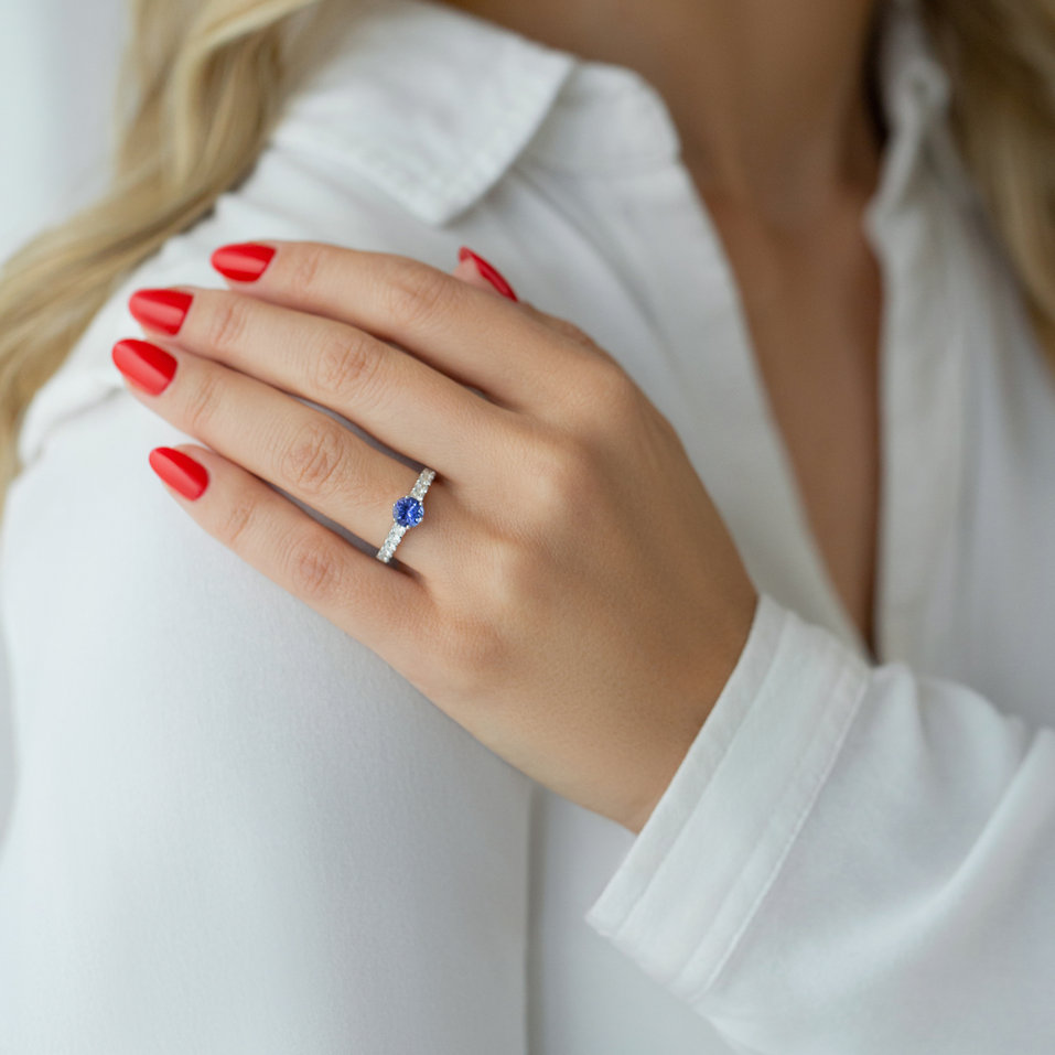 Diamond ring with Tanzanite Manette