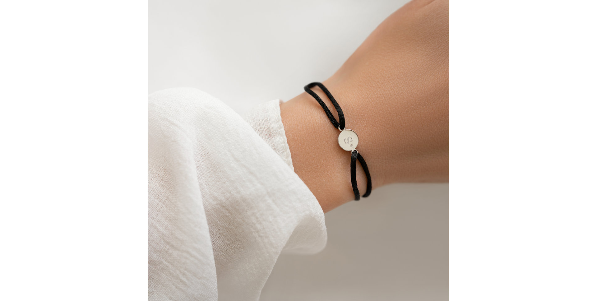 Diamond bracelet Circle Letter U