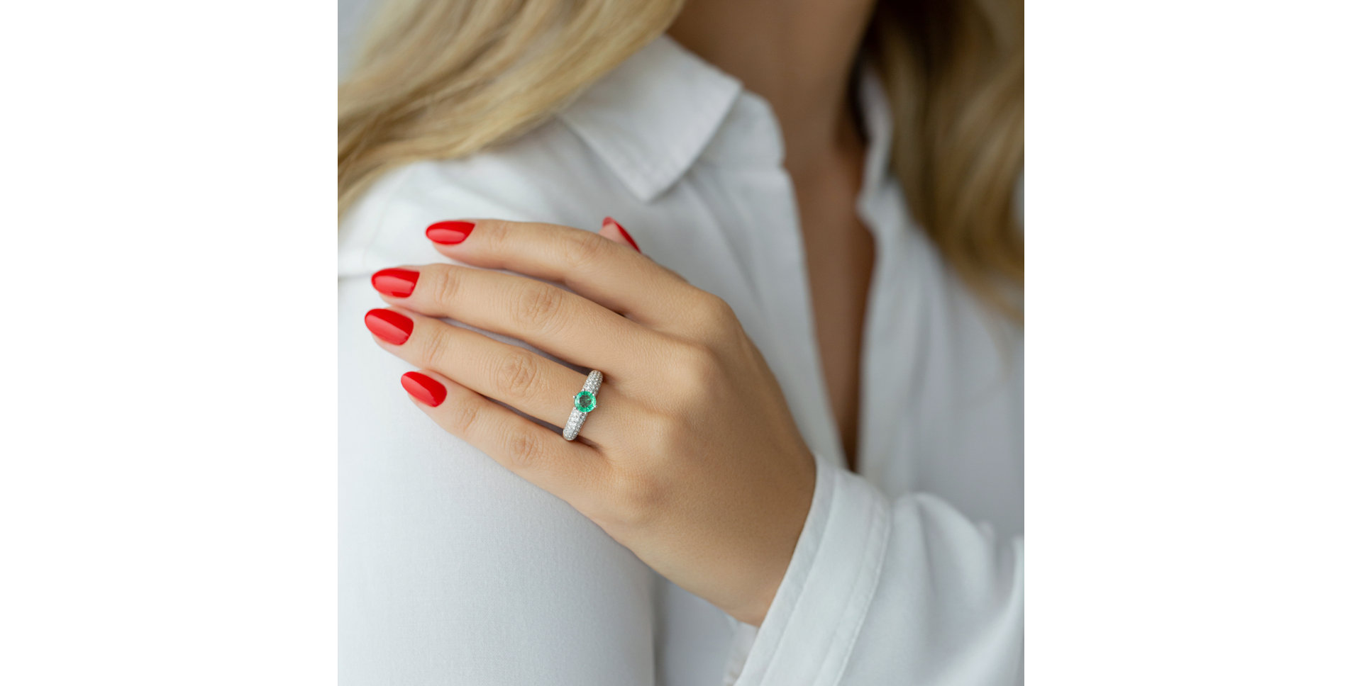 Diamond ring with Emerald Proud Desire