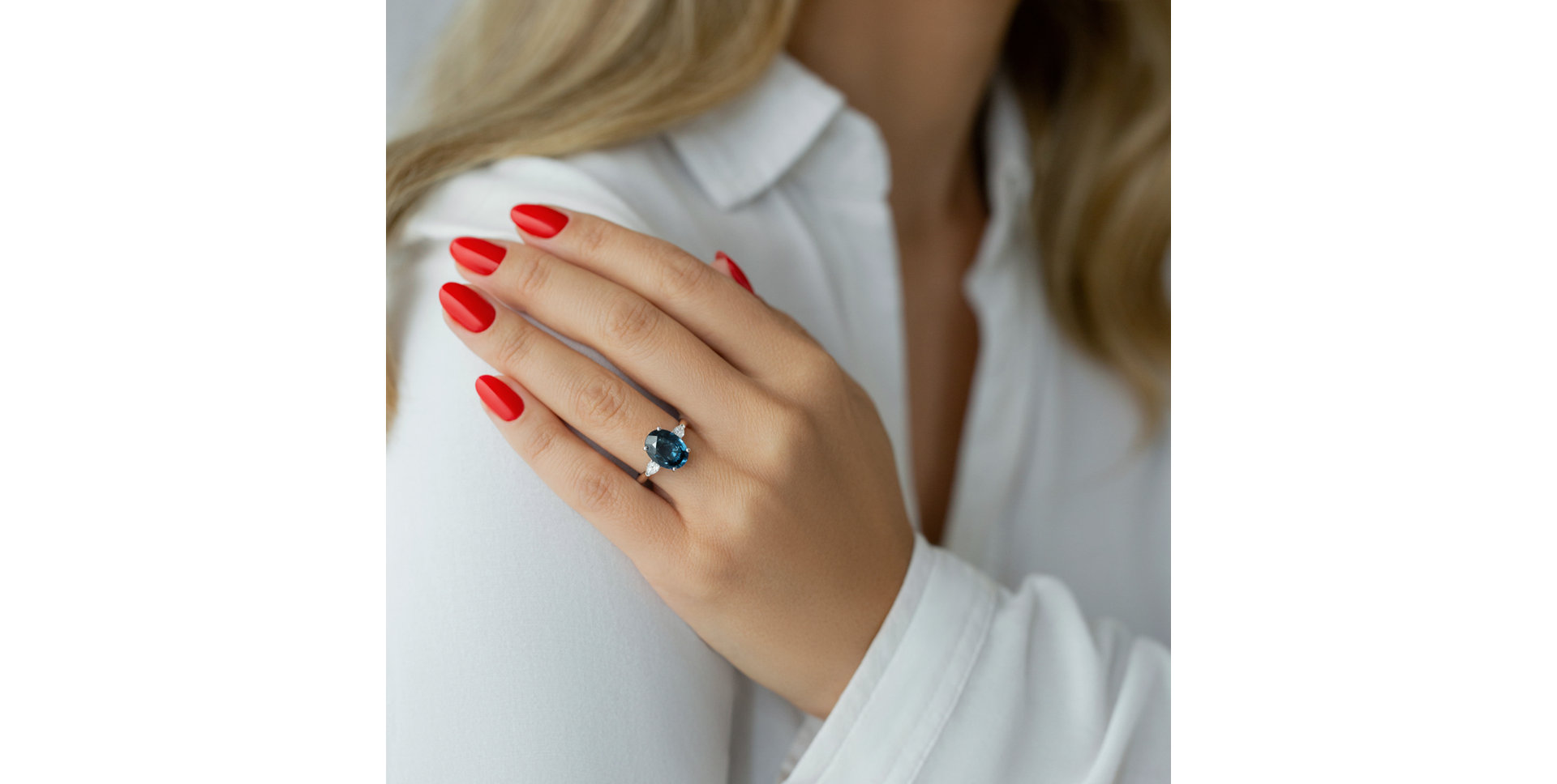 Diamond ring with Sapphire Fiona