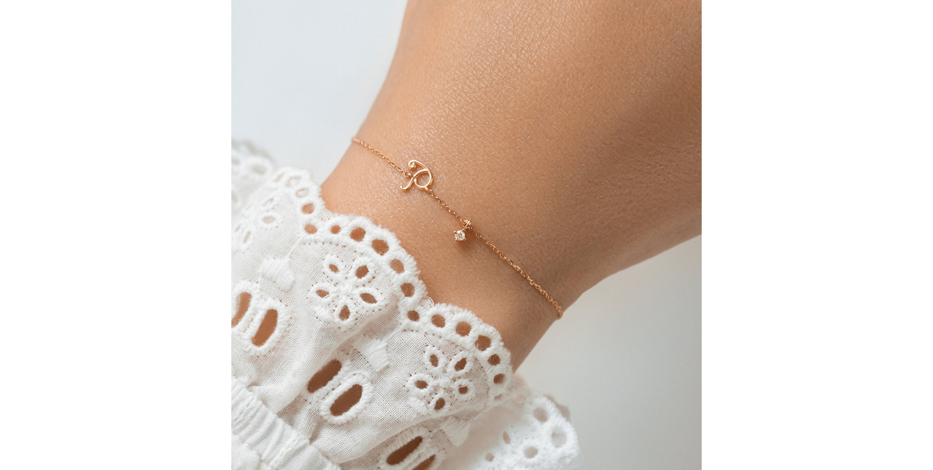 Diamond bracelet Curly Letter F