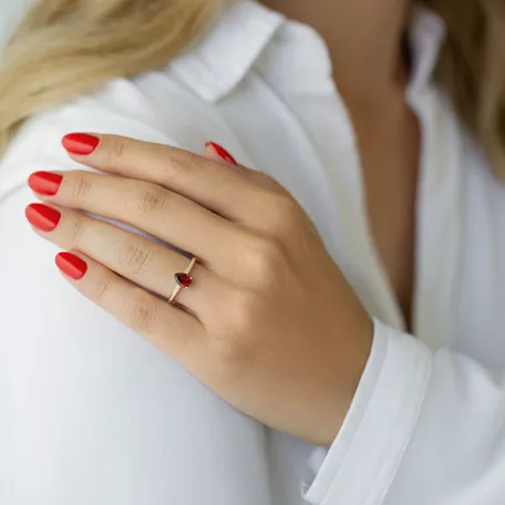 Ring with Garnet and diamonds Tearfall