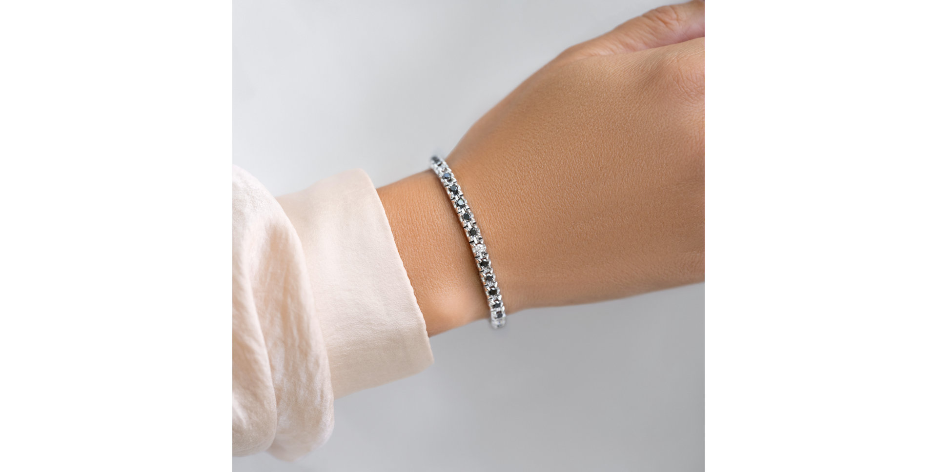 18ct black gold diamond bracelet with Sapphire Ralana