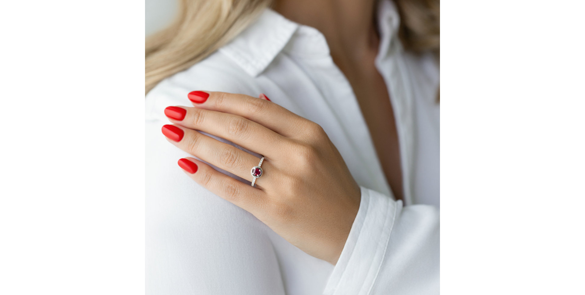 Diamond ring with Ruby Reveca