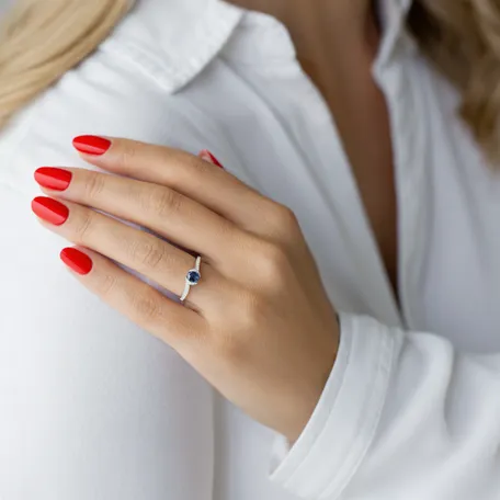 Diamond ring with Sapphire Vaina