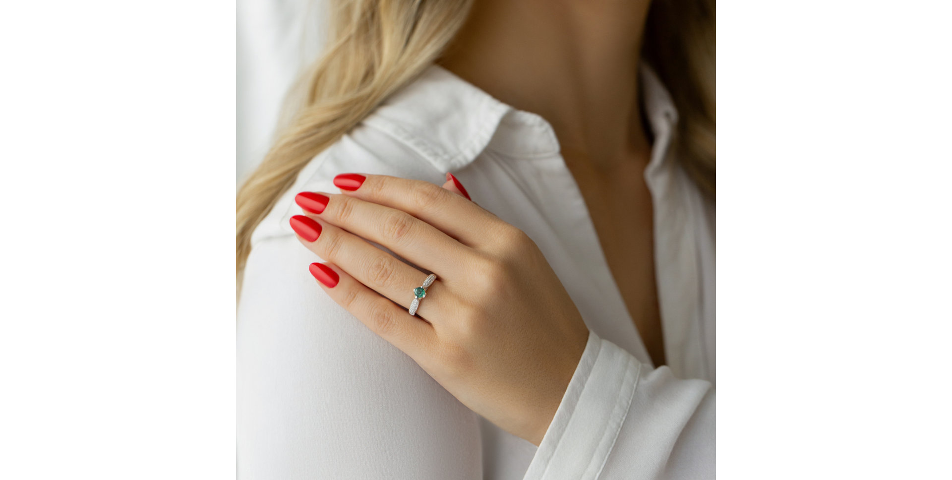 Diamond ring with Emerald Carleen