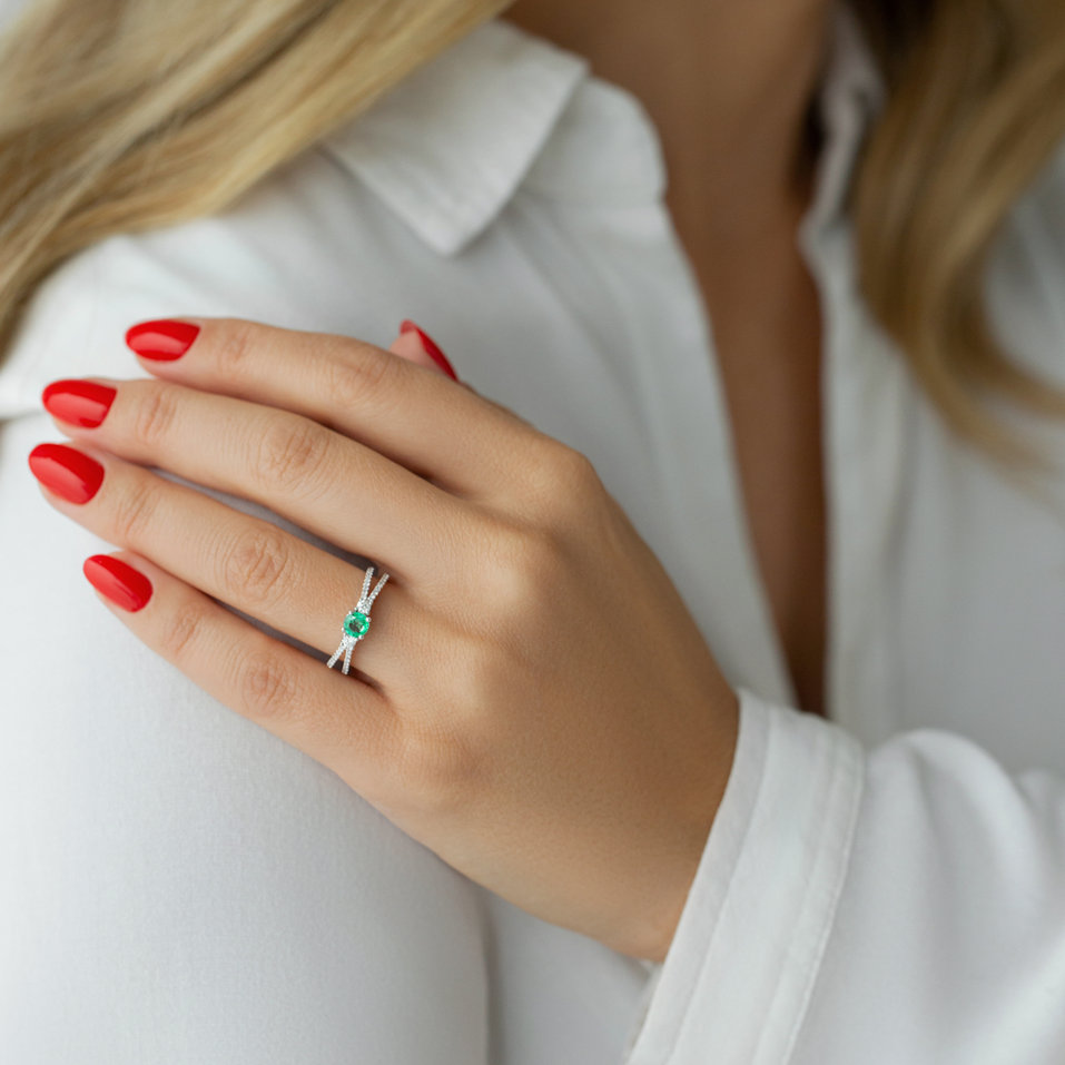 Diamond ring with Emerald Salomea
