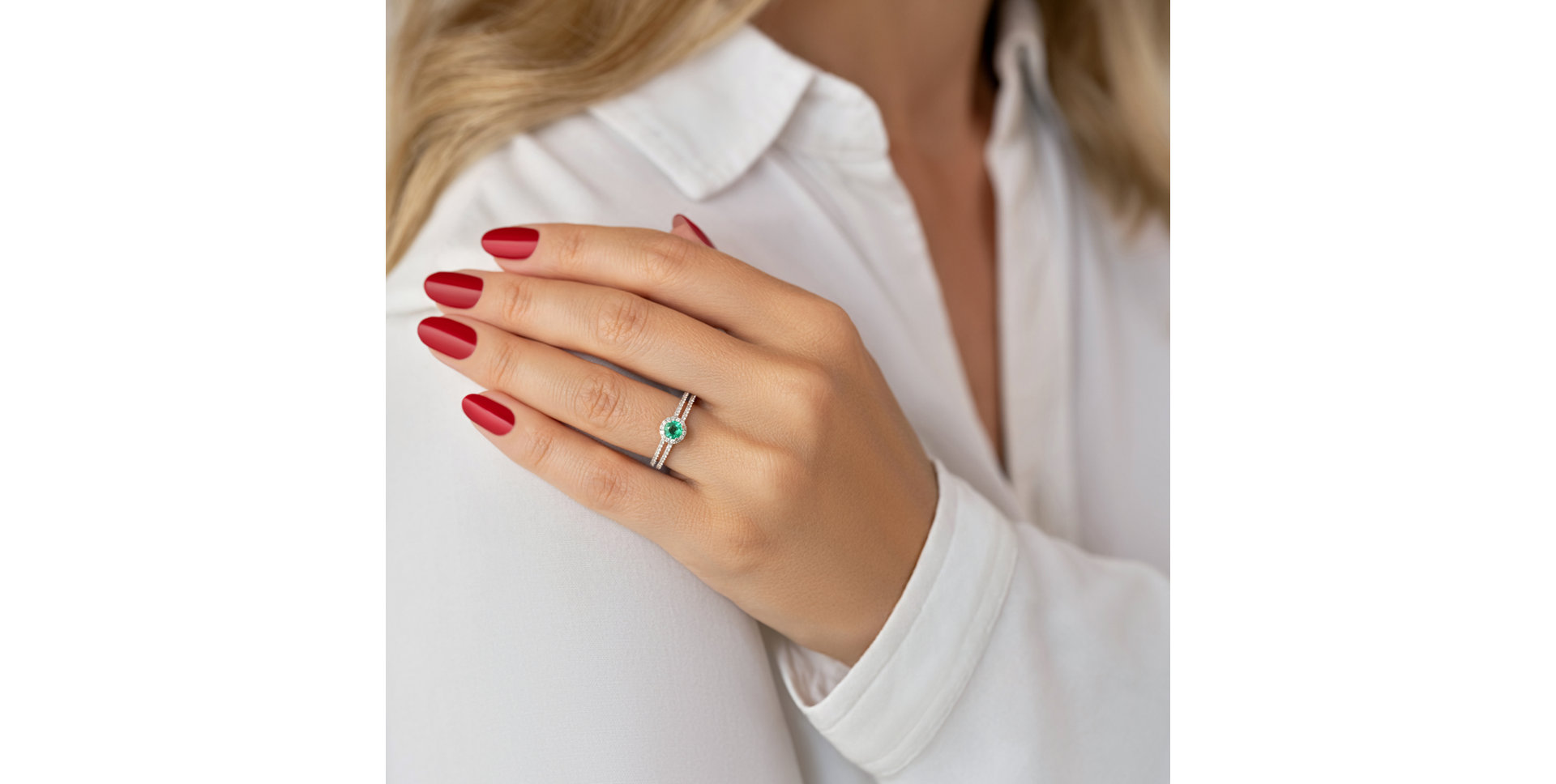 Diamond ring with Emerald Tanasis