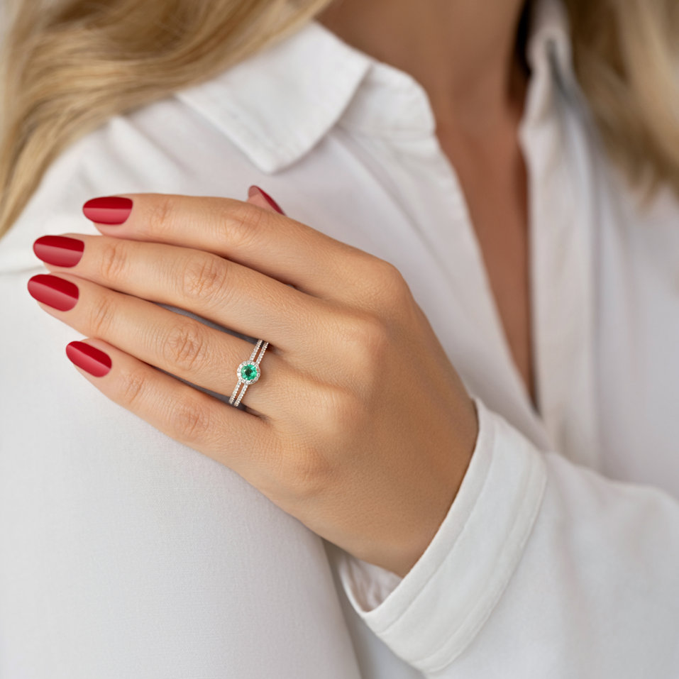 Diamond ring with Emerald Tanasis