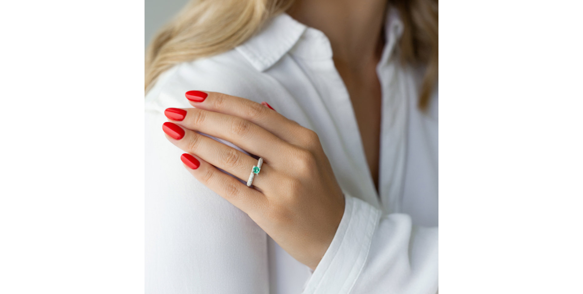 Diamond ring with Emerald Suzette