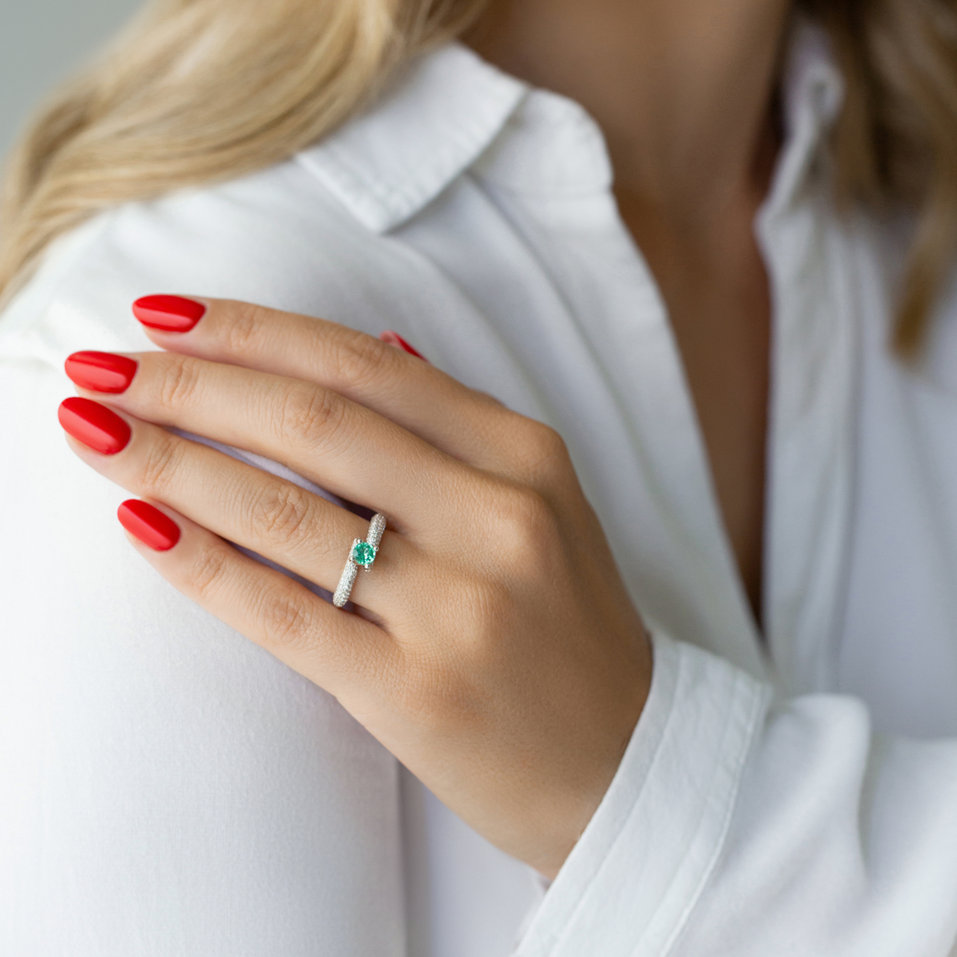 Diamond ring with Emerald Suzette