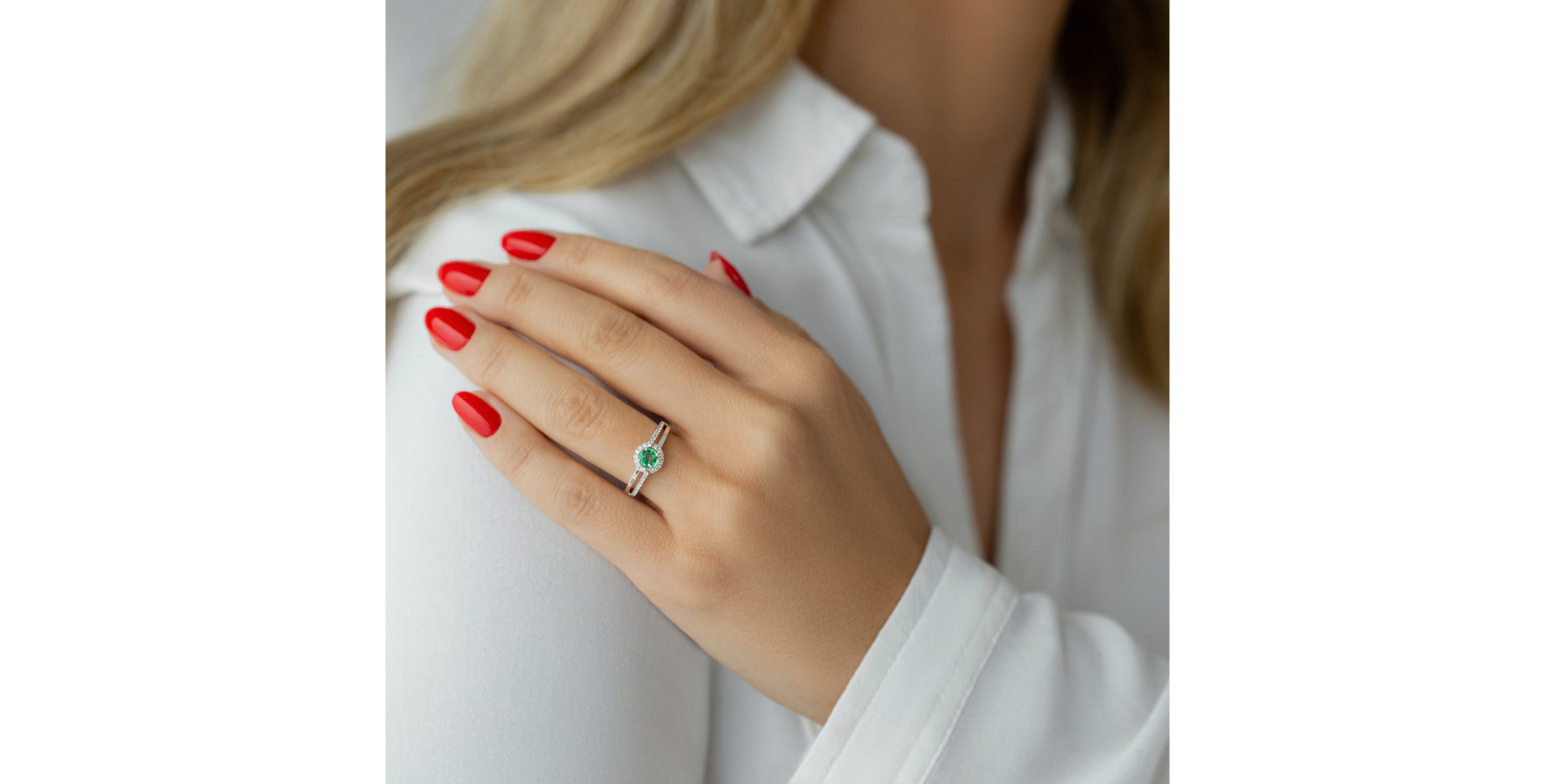 Diamond ring with Emerald Vangeli