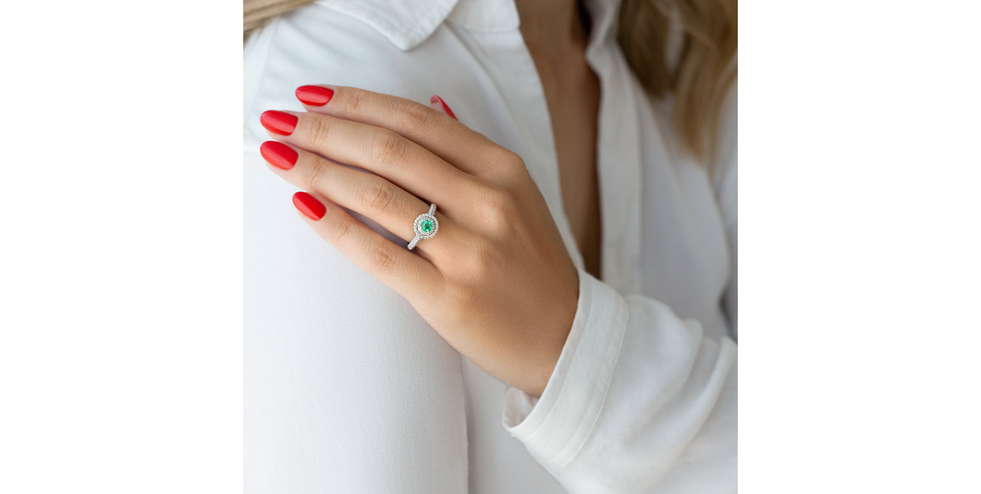 Diamond ring with Emerald Fares