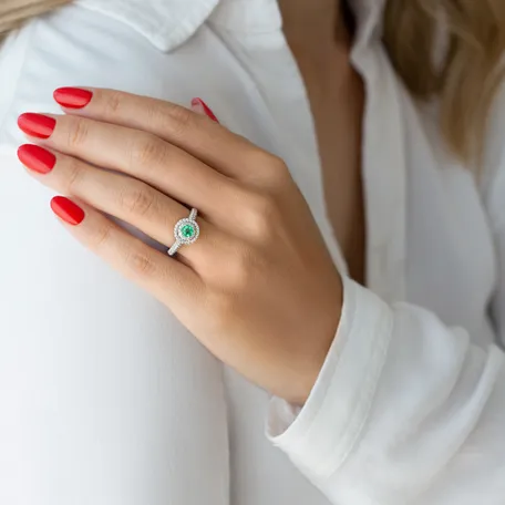 Diamond ring with Emerald Fares