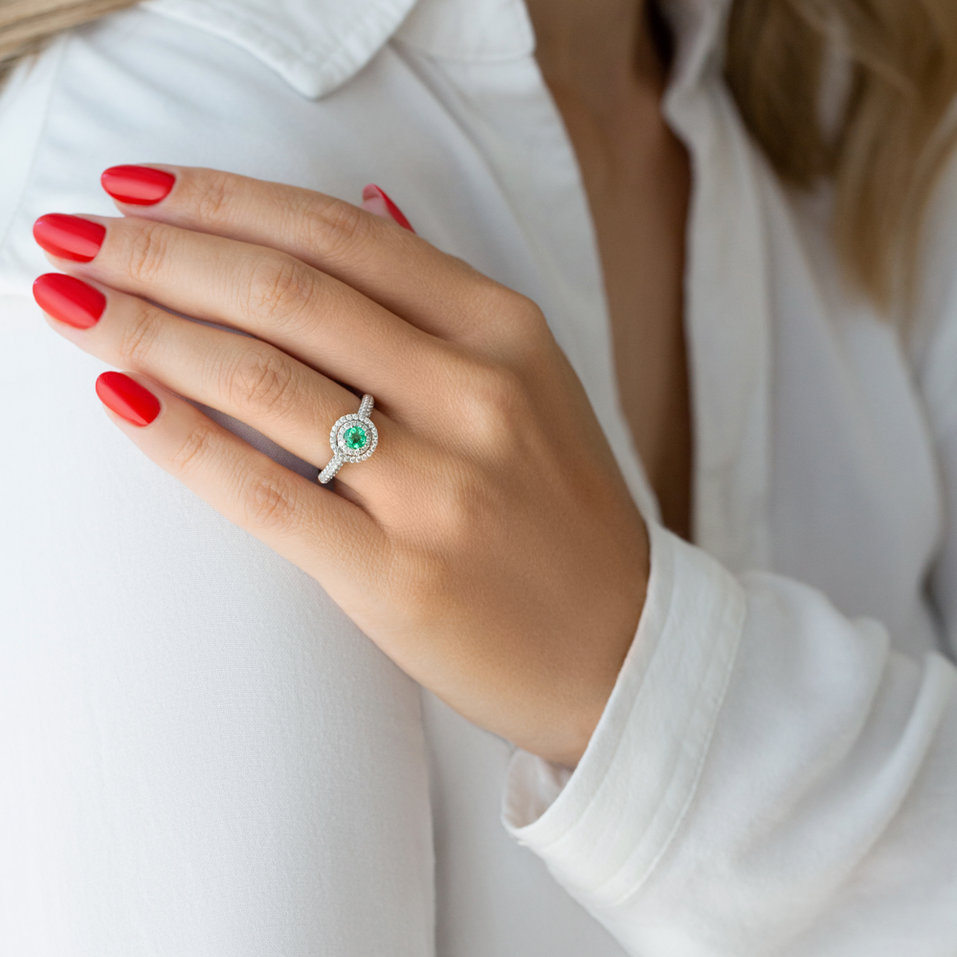 Diamond ring with Emerald Fares