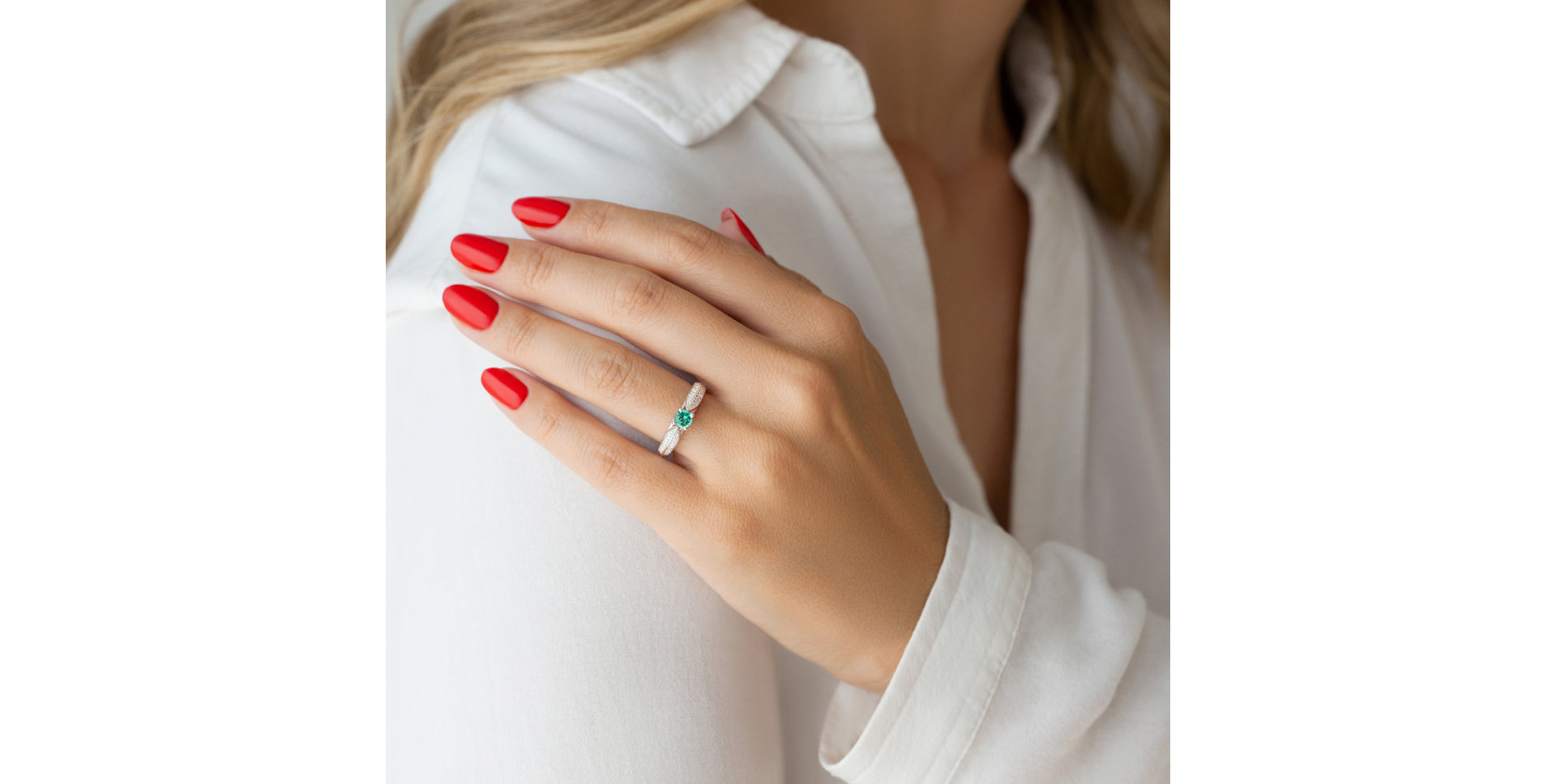 Ring with Diamonds and Emerald Luciano