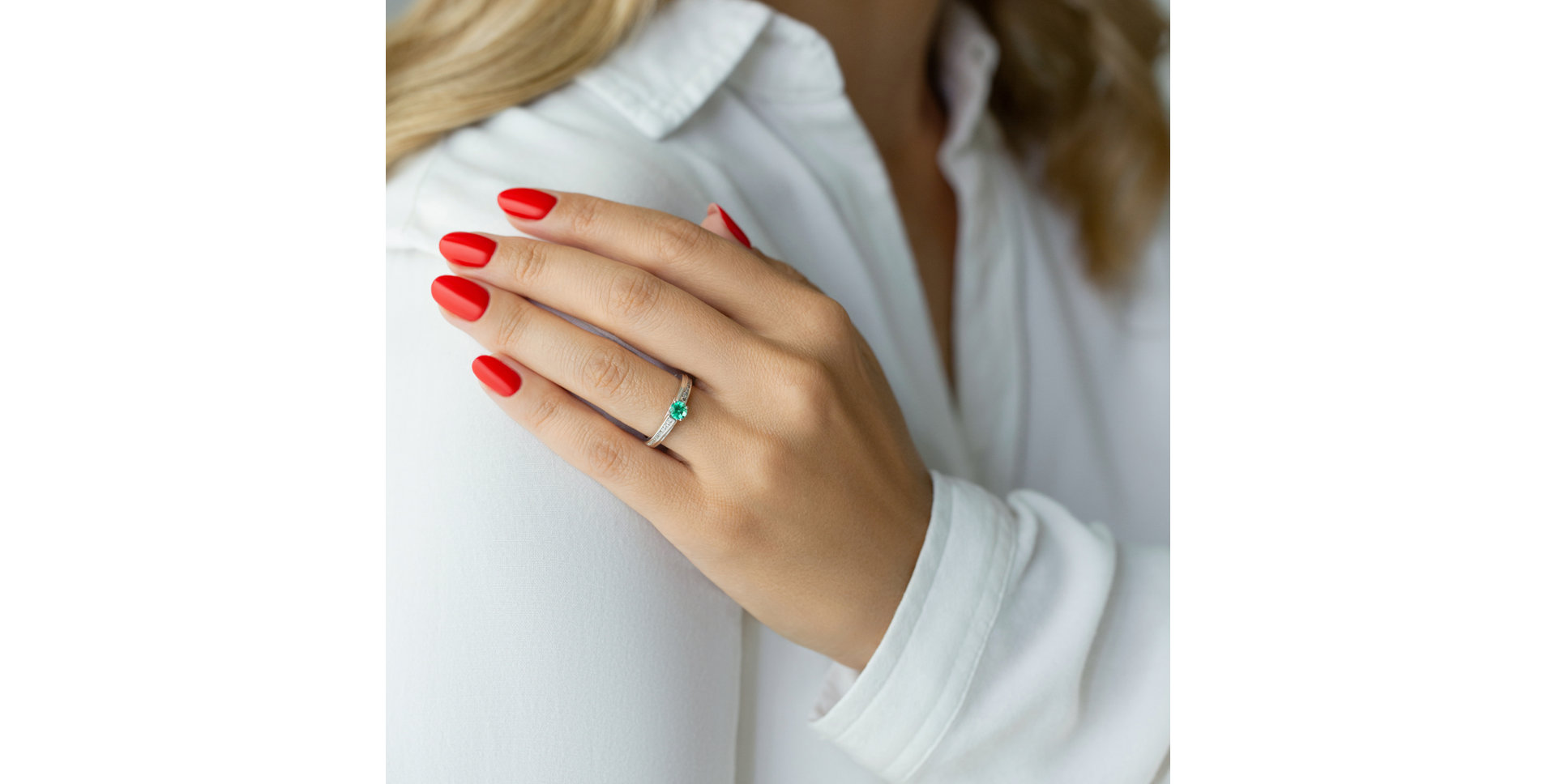 Diamond ring with Emerald Rosaly