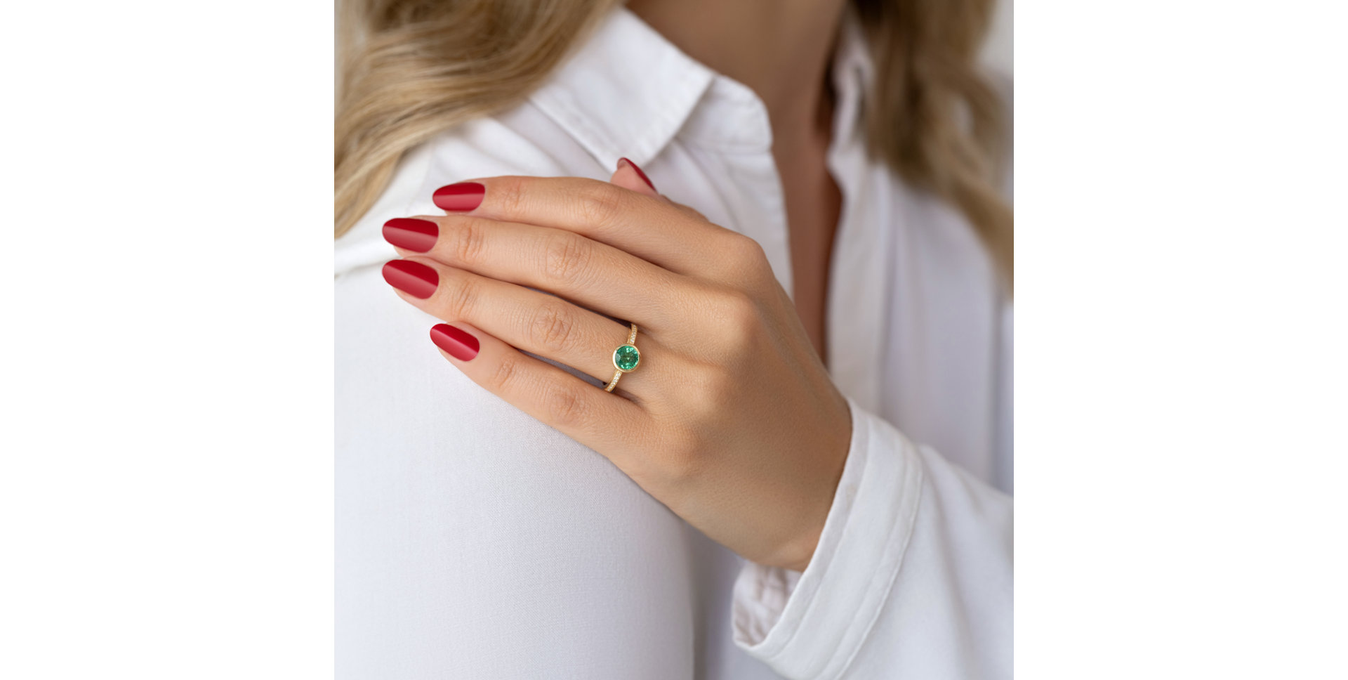 Diamond ring with Emerald Adena