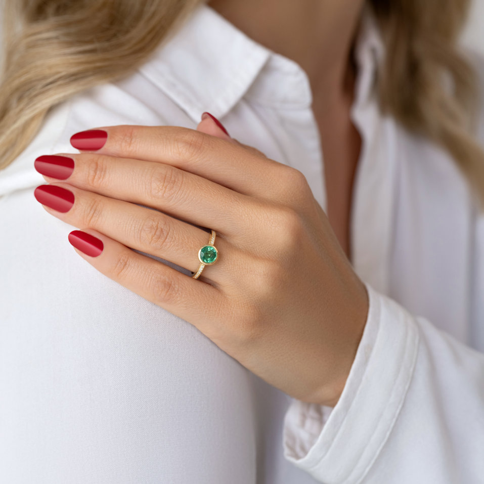 Diamond ring with Emerald Adena