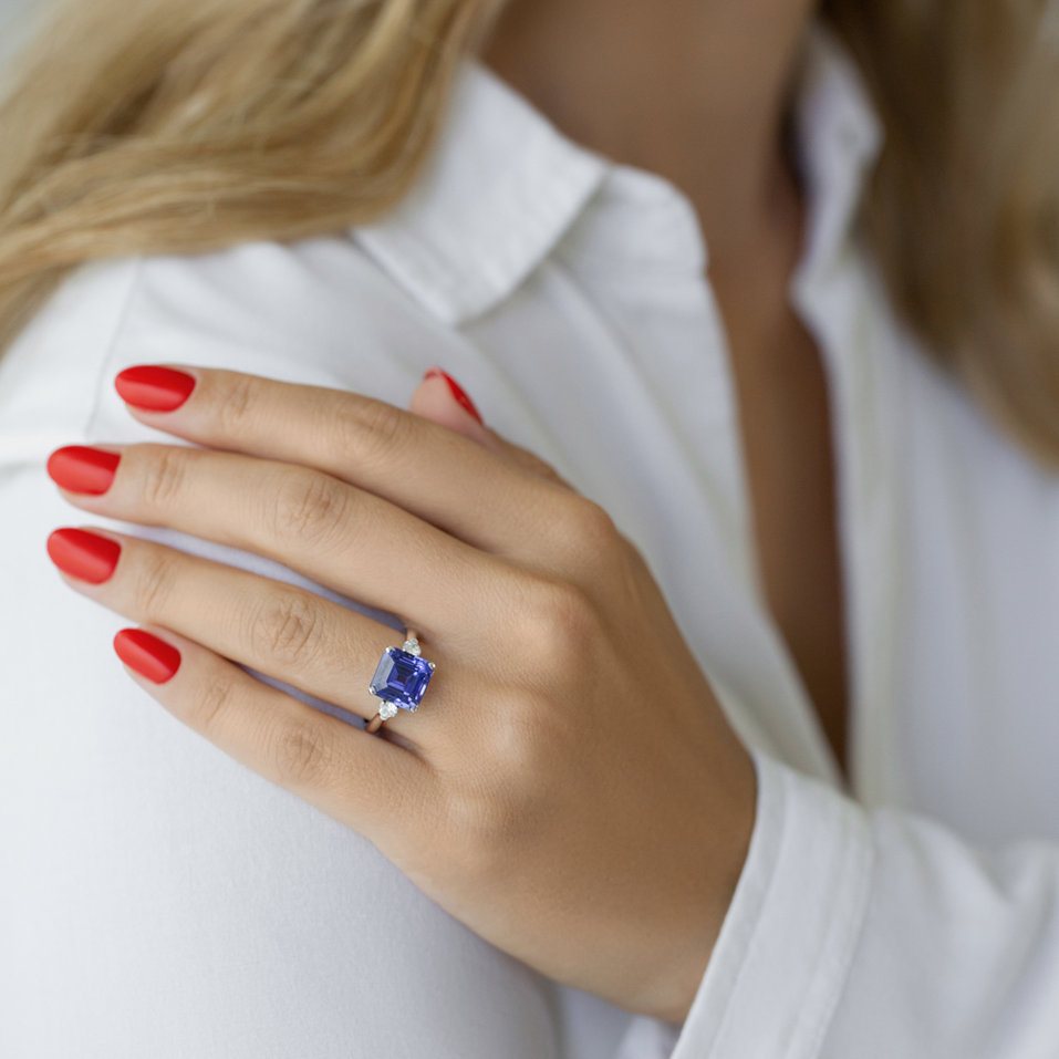 Diamond ring with Tanzanite True Blue
