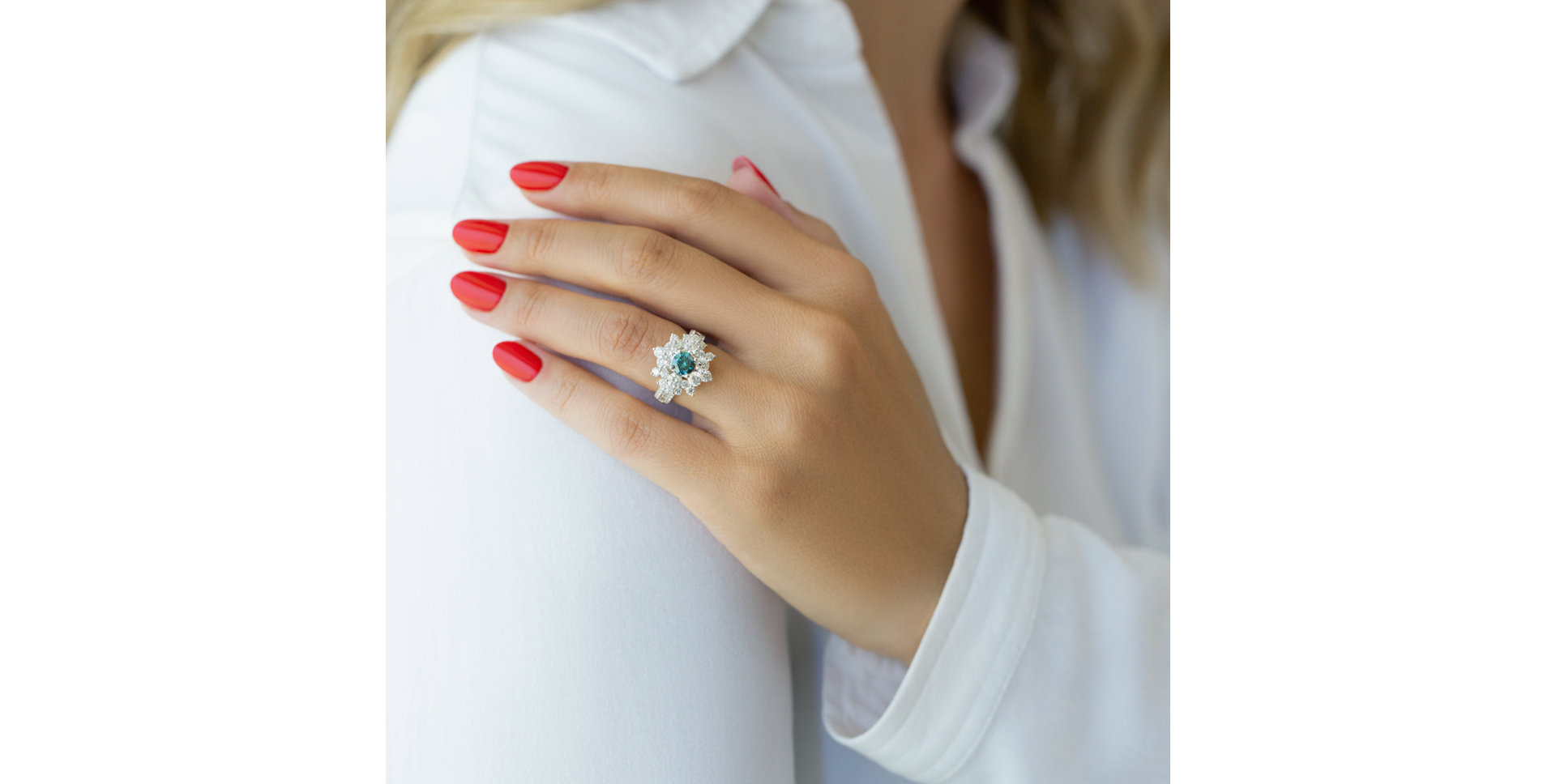 Ring with blue diamonds and white diamonds Blue Treasure