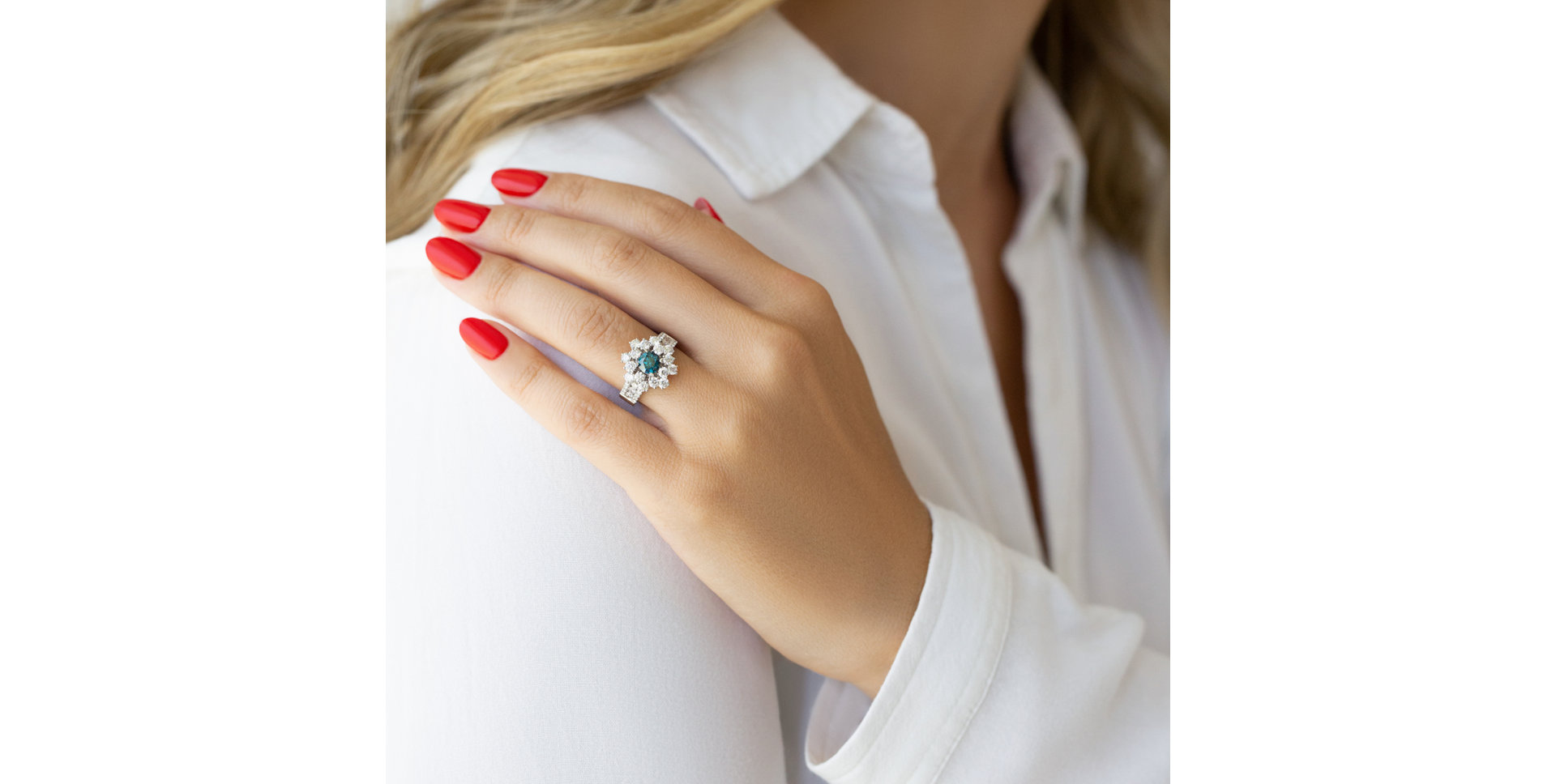 Ring with blue diamonds and white diamonds Eye of Luxury