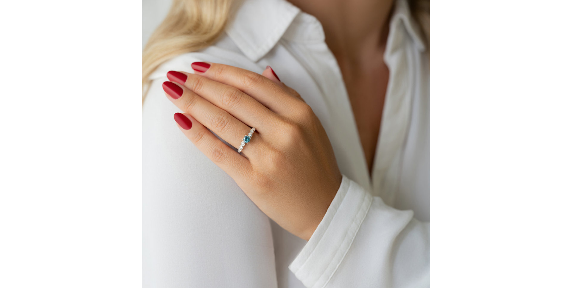 Ring with blue diamonds and white diamonds Regal Lie