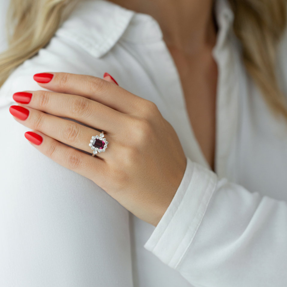 Diamond ring with Rhodolite Wilhelmine