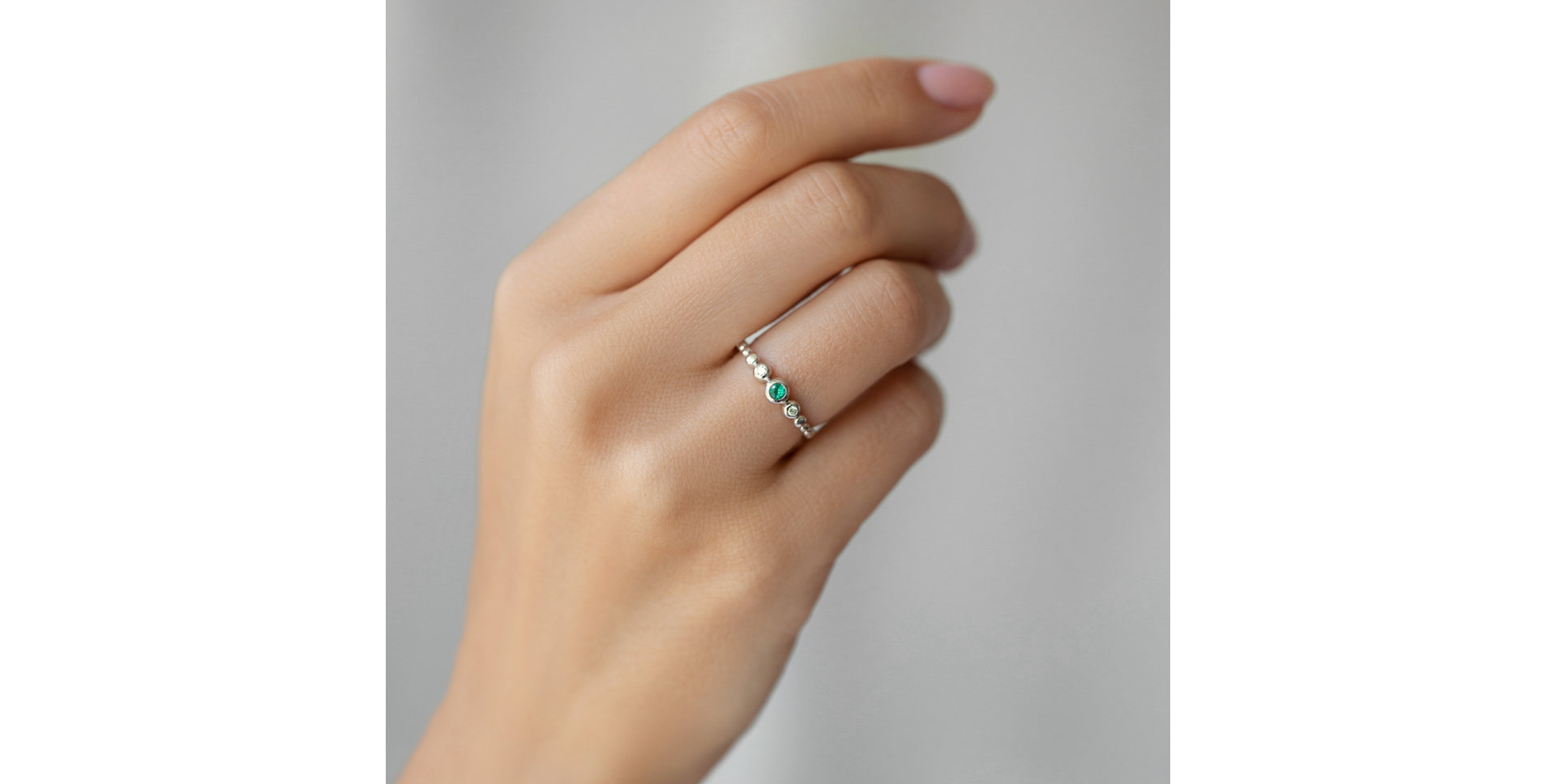 Diamond ring with Emerald Shiny Triple