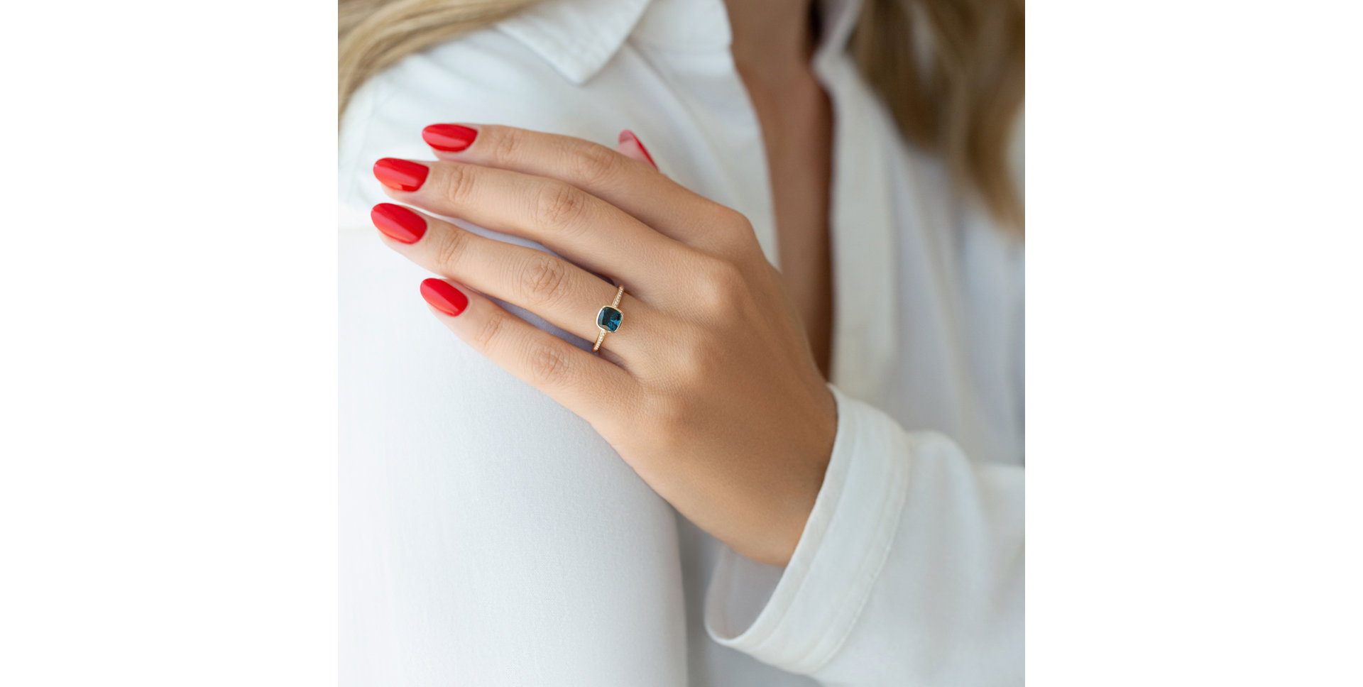 Diamond ring with Topaz Carelia