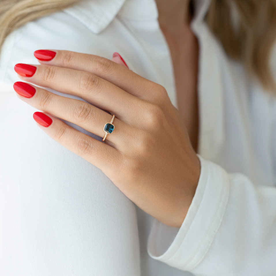 Diamond ring with Topaz Carelia