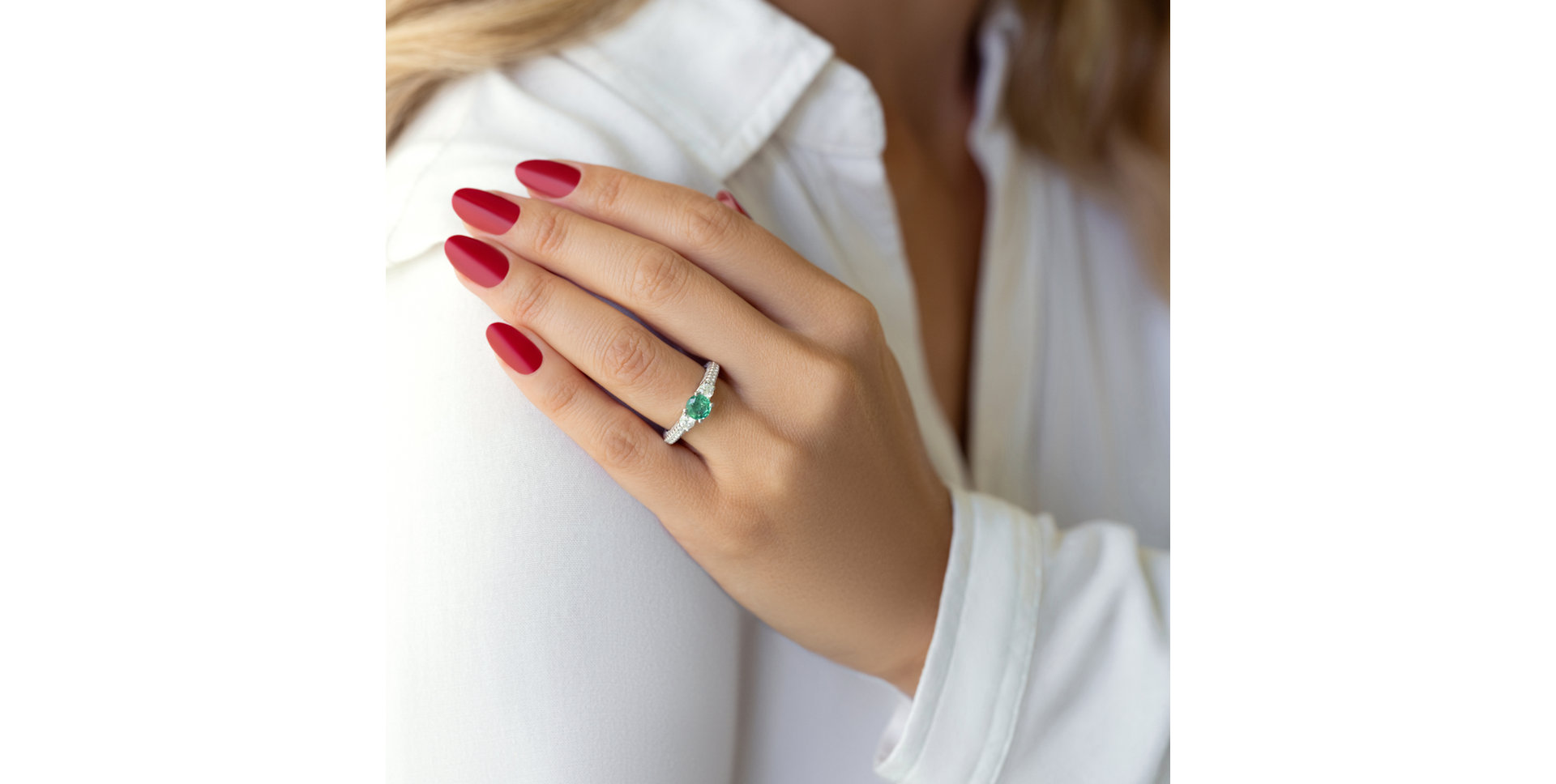Diamond ring with Emerald Severina
