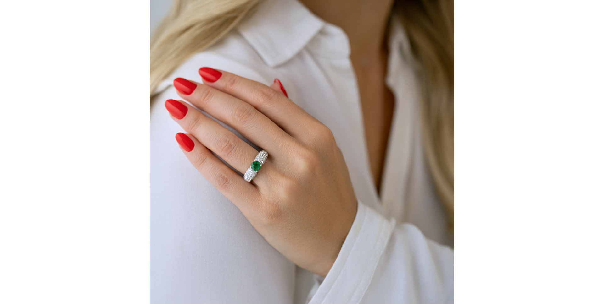 Diamond ring with Emerald Simeona