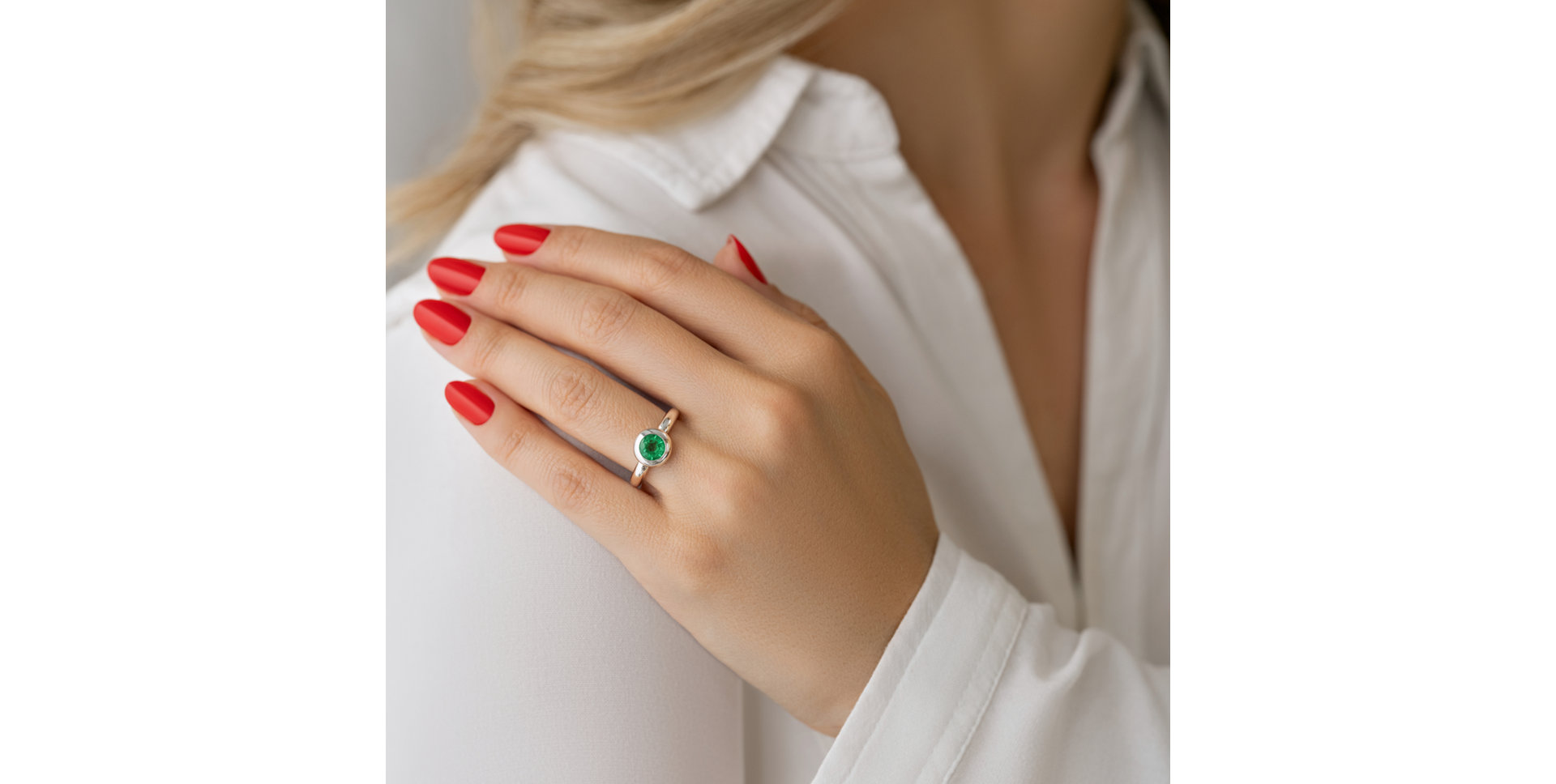 Diamond ring with Emerald Wally