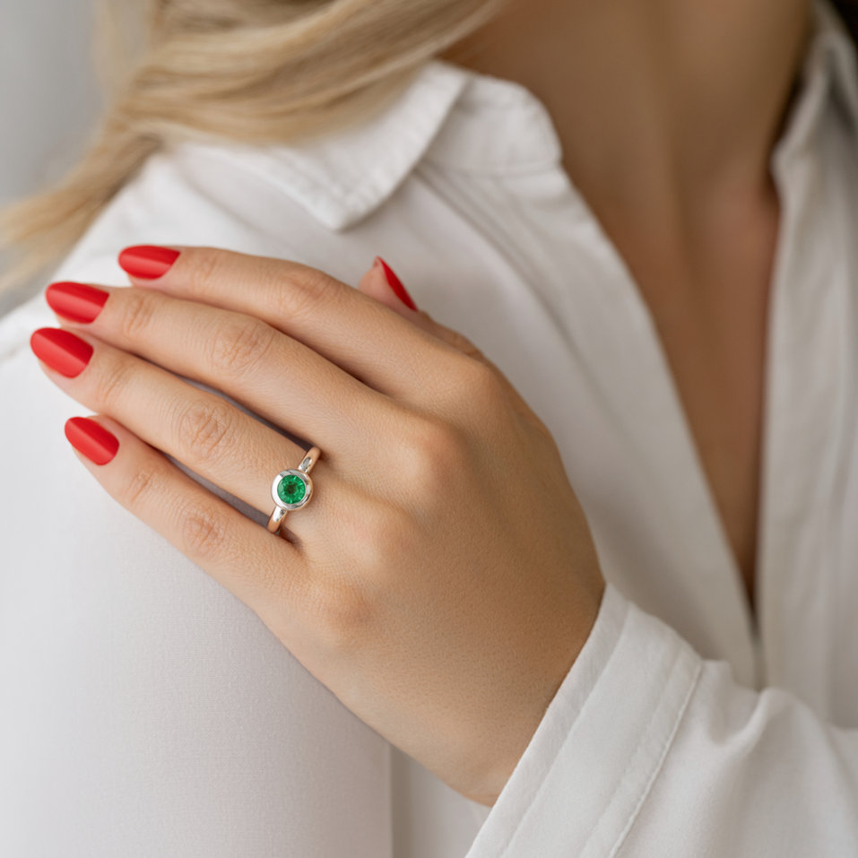 Diamond ring with Emerald Wally