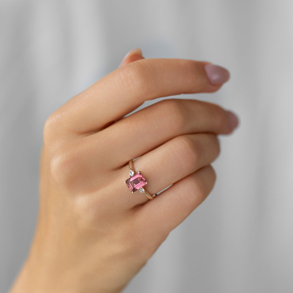 Diamond ring with Tourmaline Royal Anne