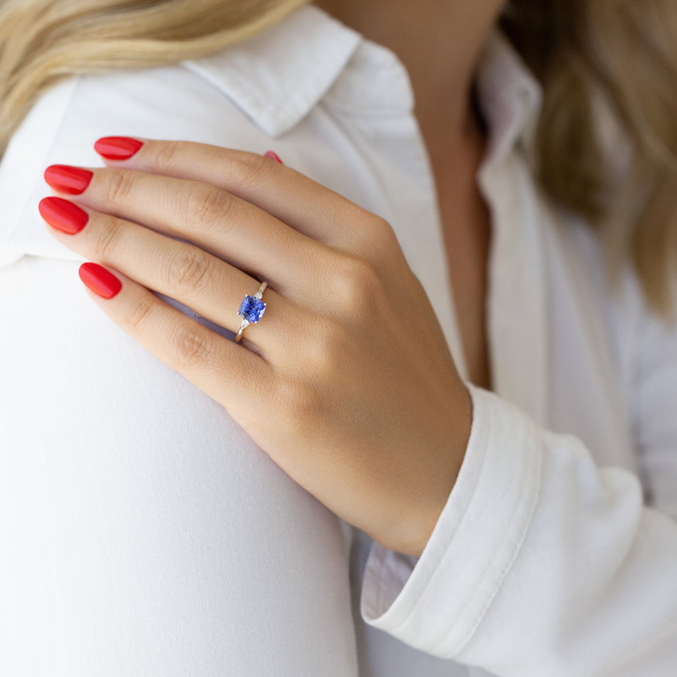 Diamond ring with Amethyst Marigold