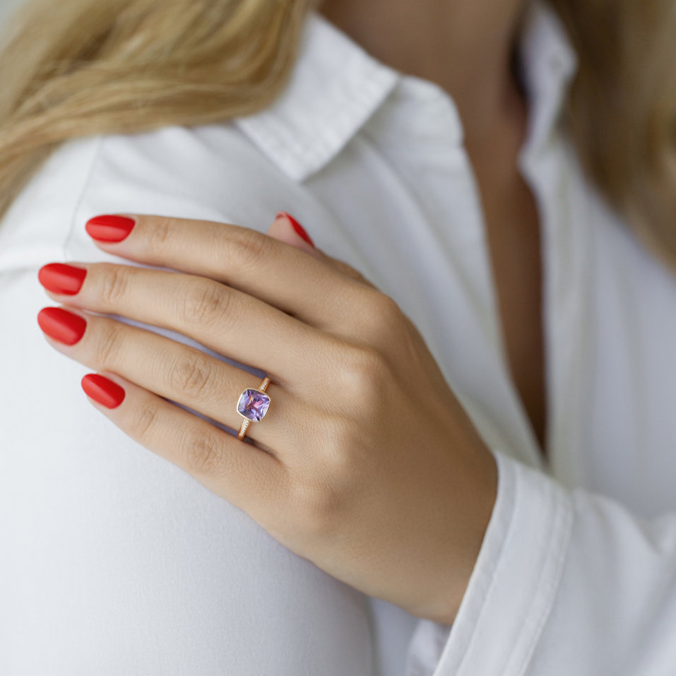 Diamond ring with Rhodolite Carelia