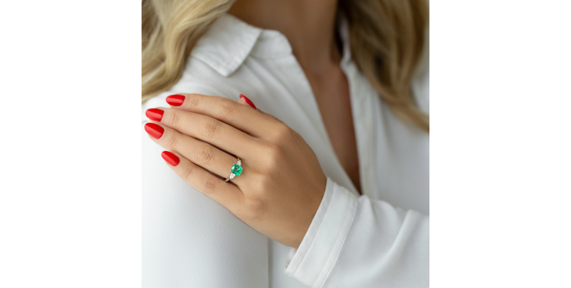 Diamond ring with Emerald Galdor