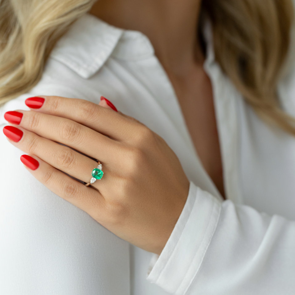 Diamond ring with Emerald Galdor
