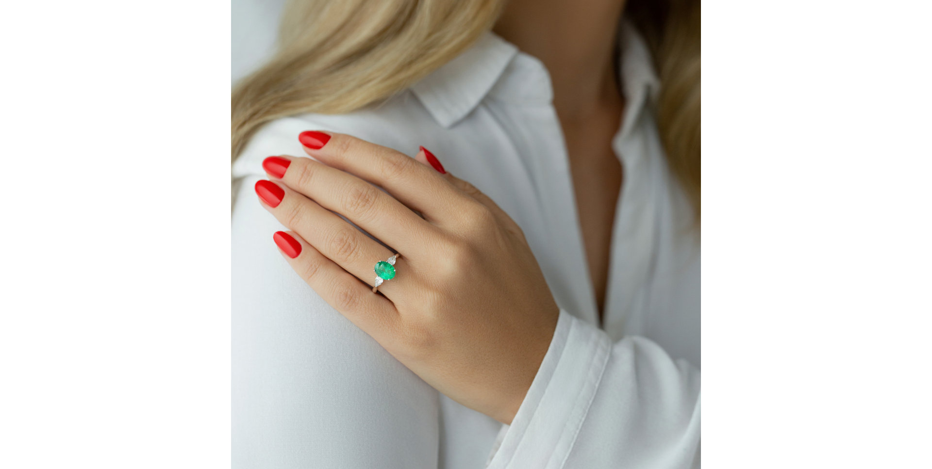 Diamond ring with Emerald Fiona