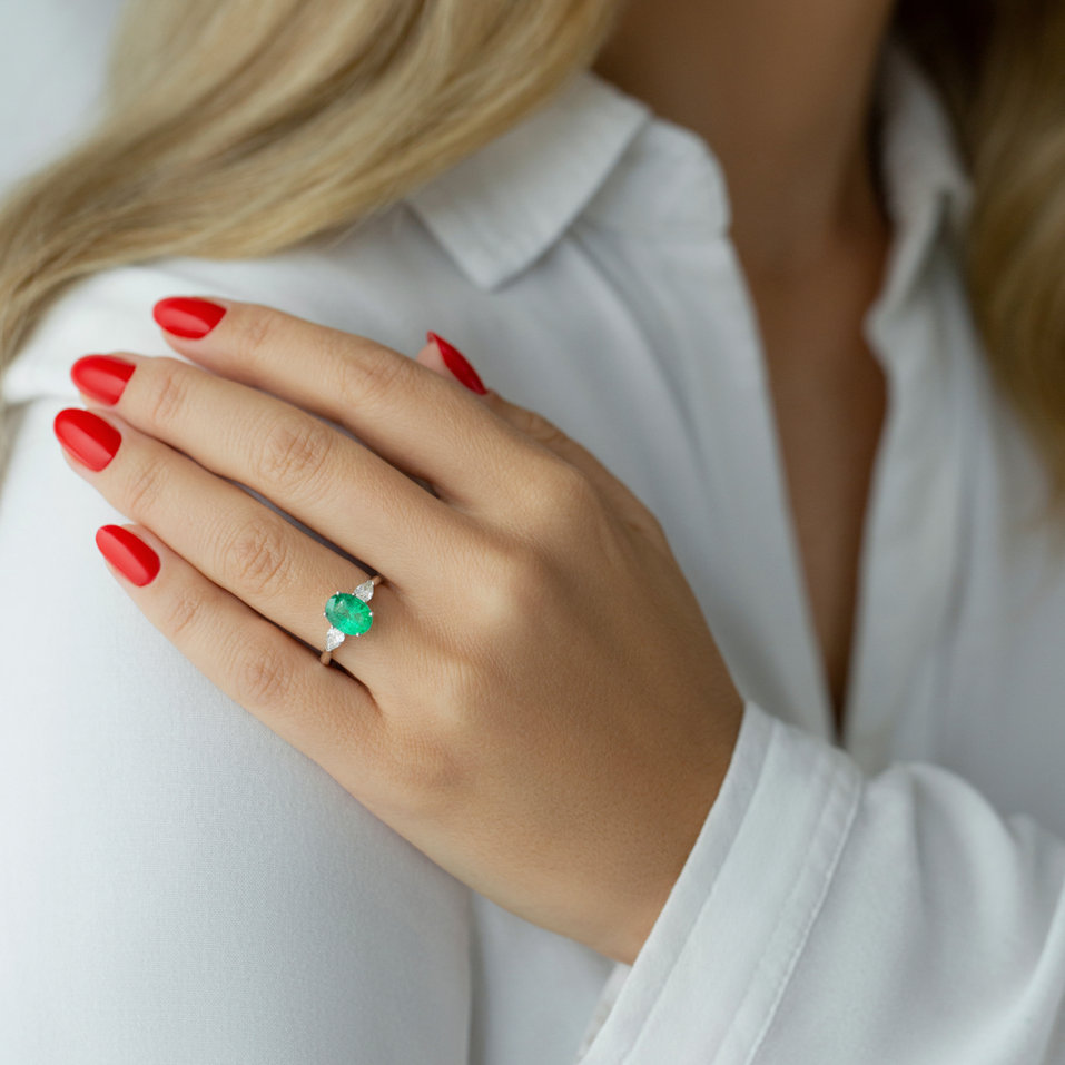 Diamond ring with Emerald Fiona