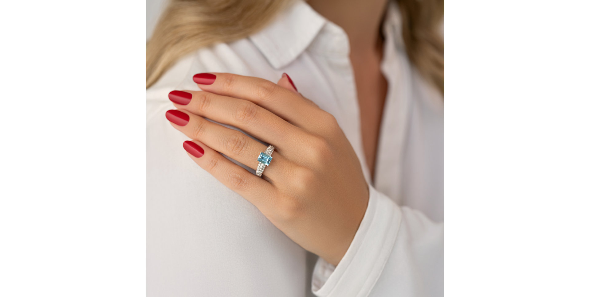 Diamond ring with Emerald Diamond Whisper