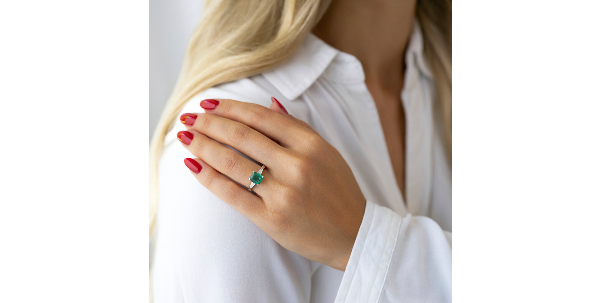 Diamond ring with Emerald Coronation Destiny